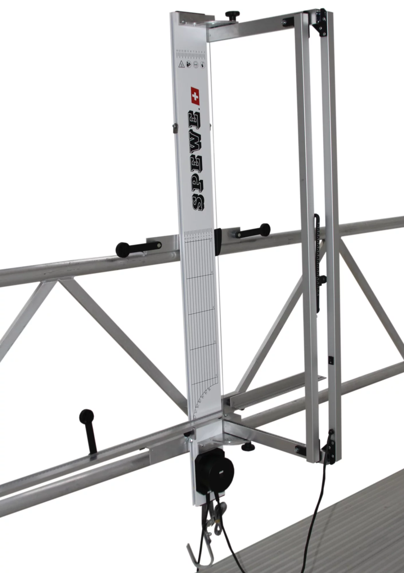 1000283 590GH-28 Senkrecht am Gelaender-png